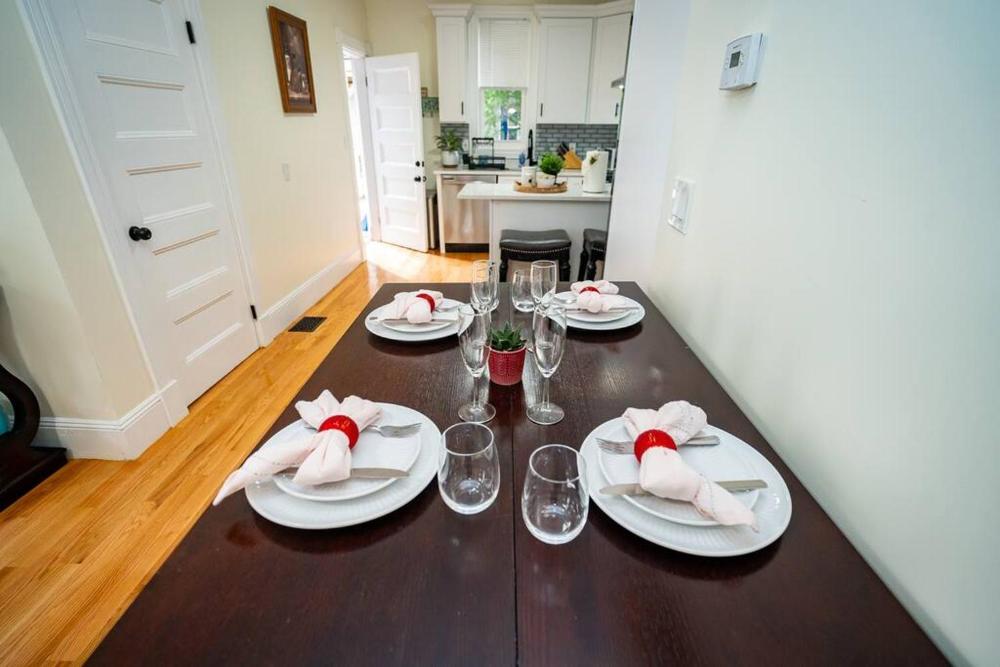 14a-Elegant, newly renovated apartment in Boston